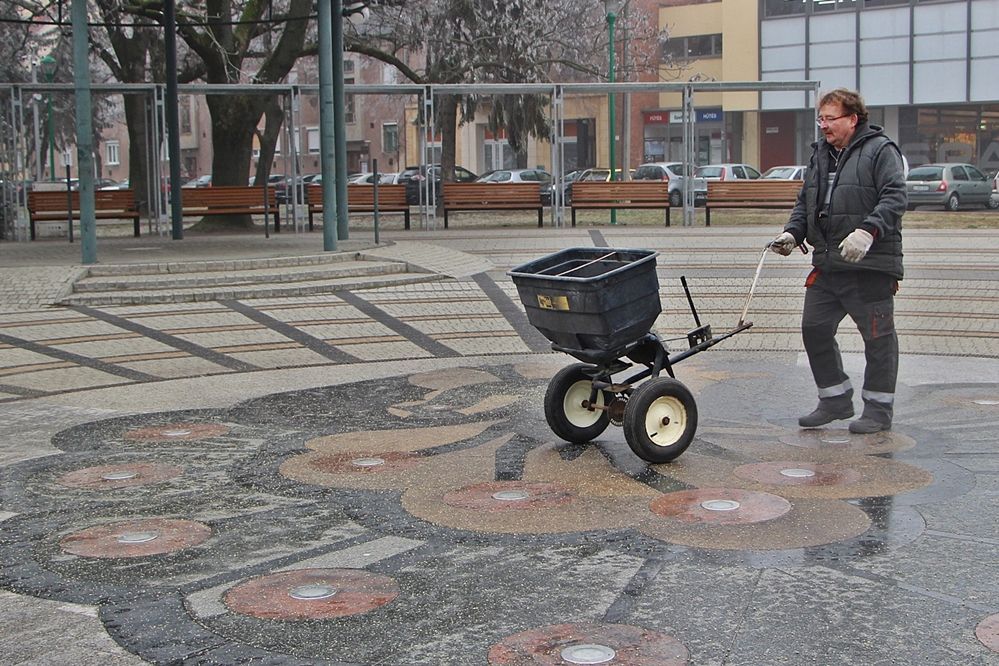 Ha csúszik a járda, jelezzék!