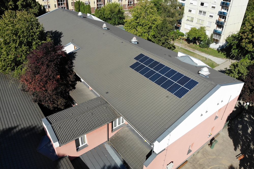 Energetikai felújítás a városházán, napelemek az óvodák tetején