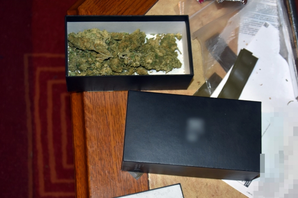 Lebukott  a fehértói díler