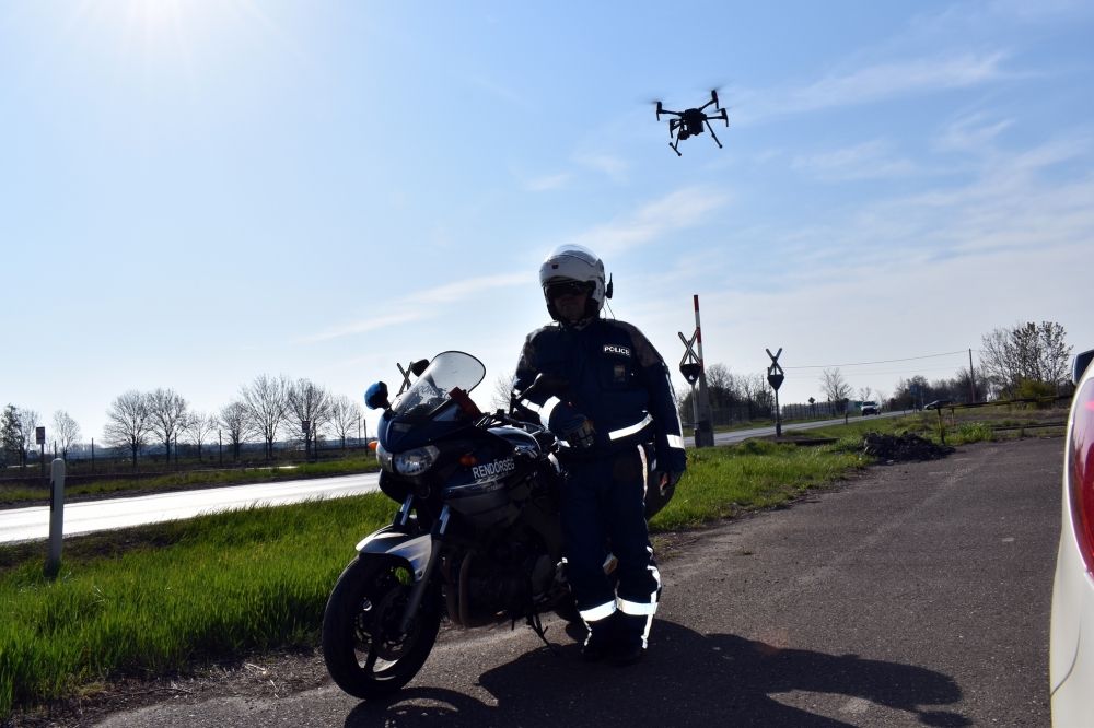Drónnal figyelték a vasúti átjárókat: még mindig sok a szabálytalan autós