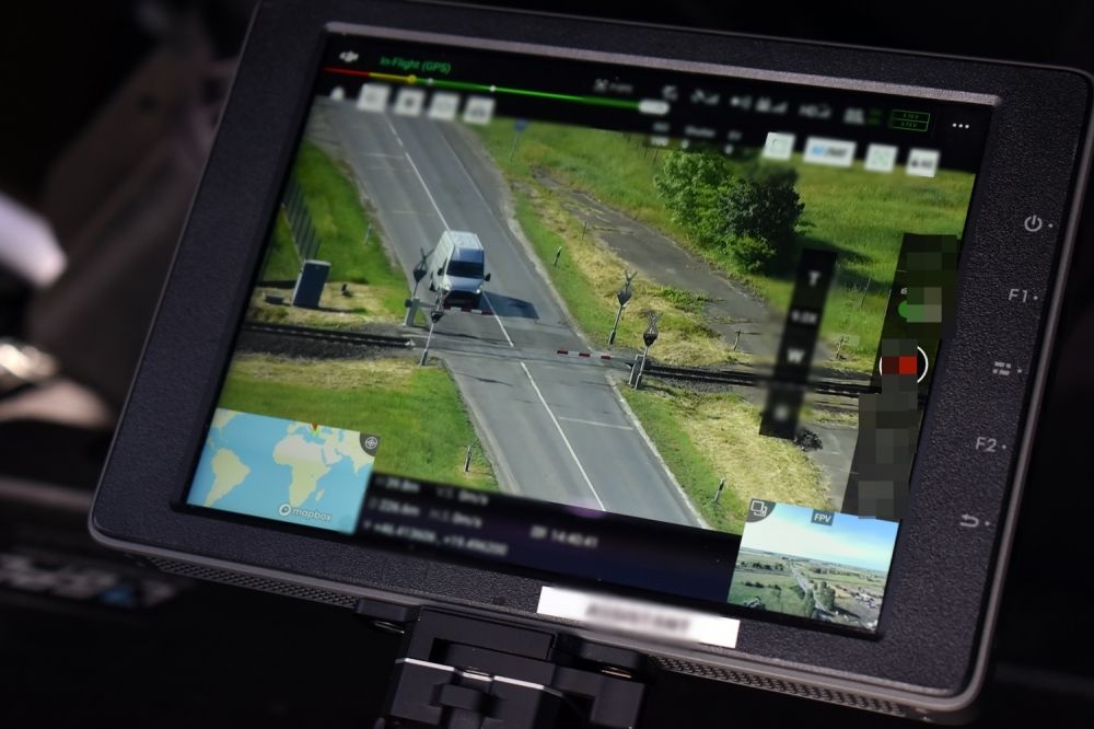 (►) Drón a vasúti átjáró felett: hiába a piros jelzés...