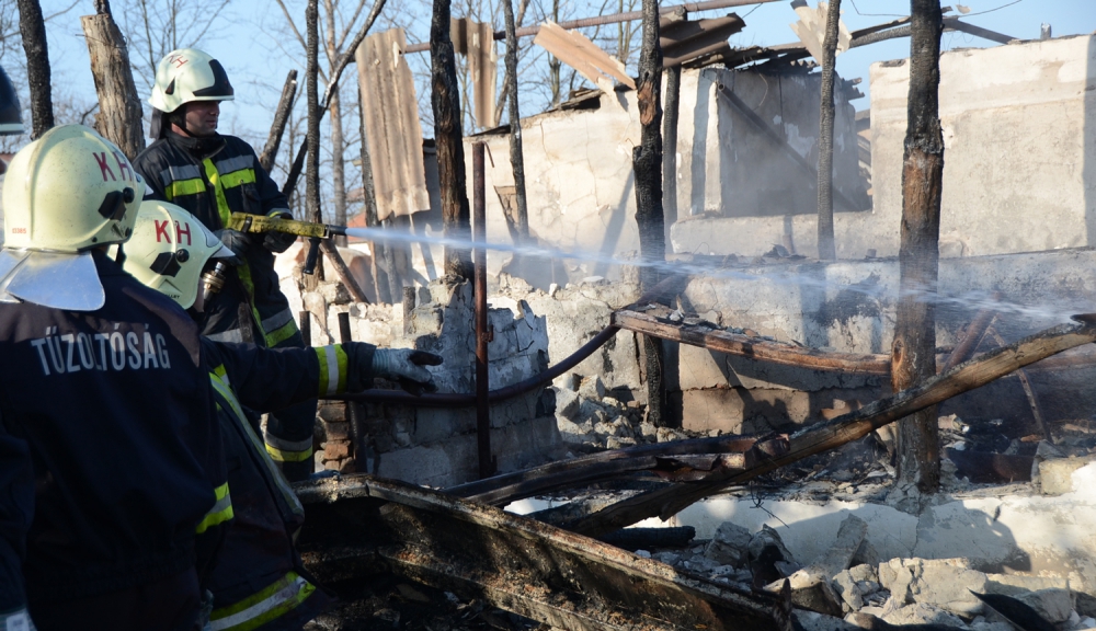 Lángok, 300 négyzetméteren