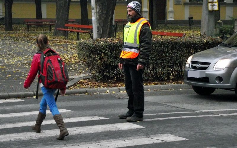 (►) Autóval, gyalog a zebrán