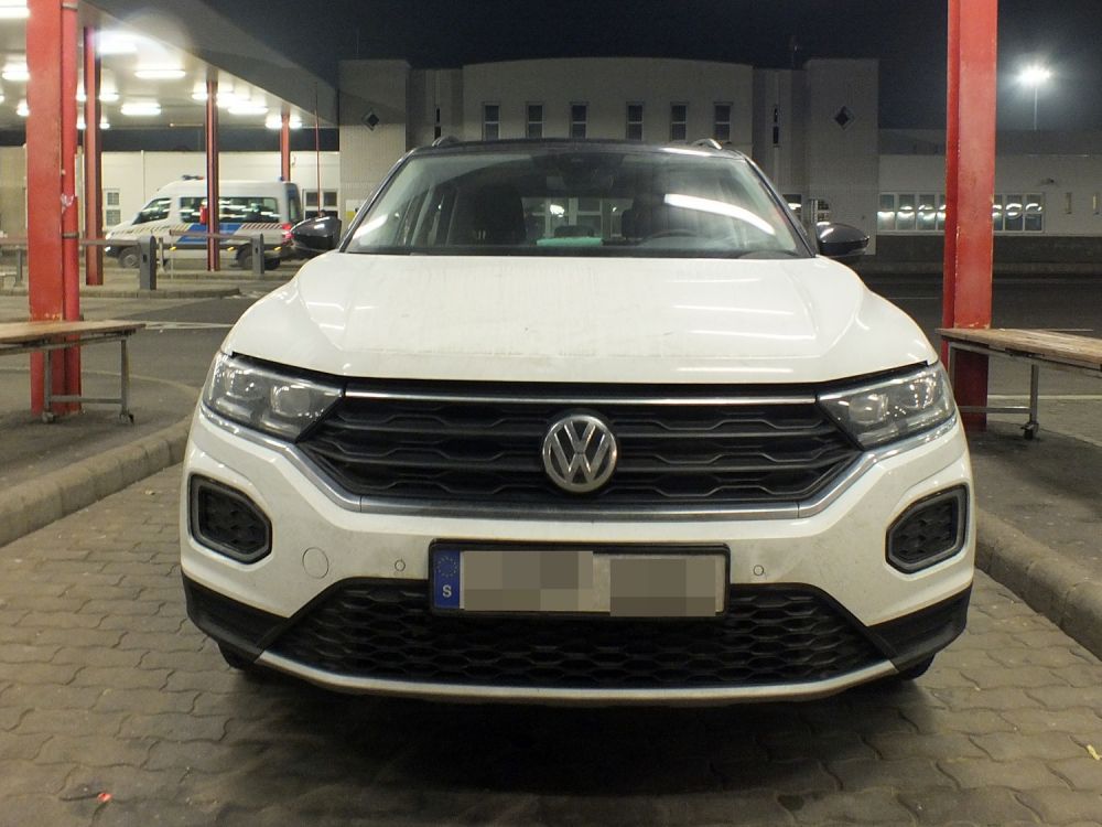 Svéd férfi, szerb nő és körözött autók az 53-as mellett