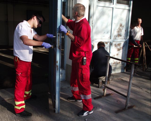 Mentősök ecsettel, festékkel