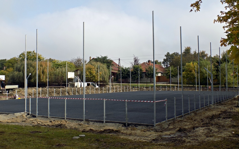 Épül a rekortánpálya