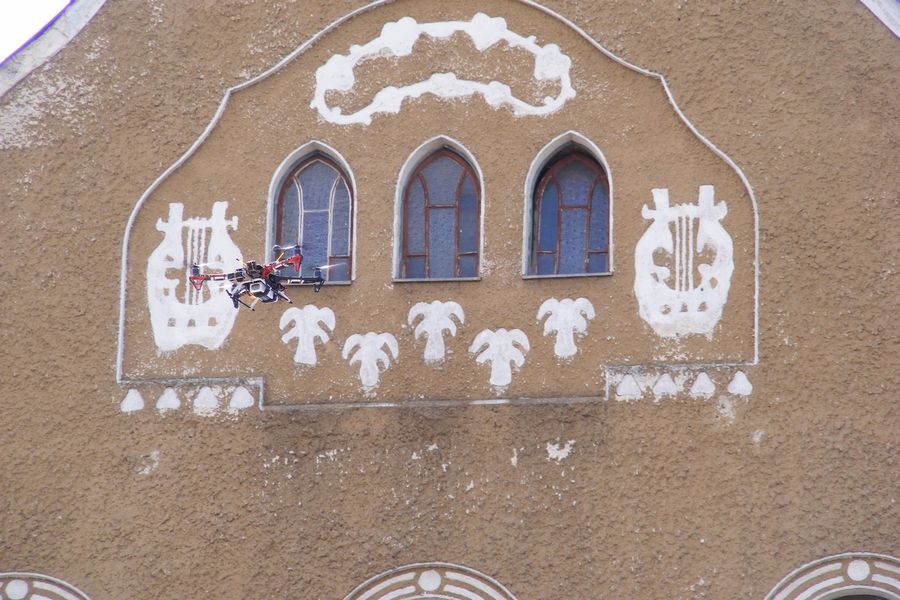 Robot fotózza a főtéret (videó)