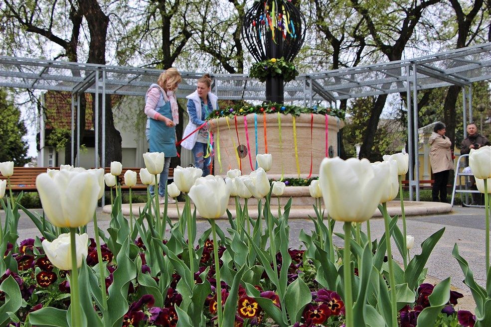 Húsvéti külsőt kapott a halasi díszkút