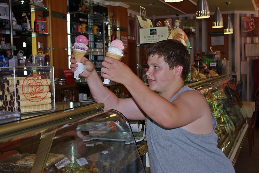 (►) Itt a meleg, jól fogy a fagyi