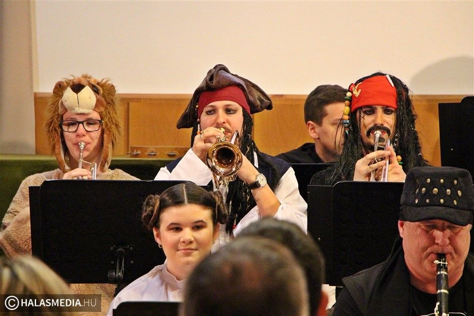 (►) A legismertebb filmslágerek csendültek fel