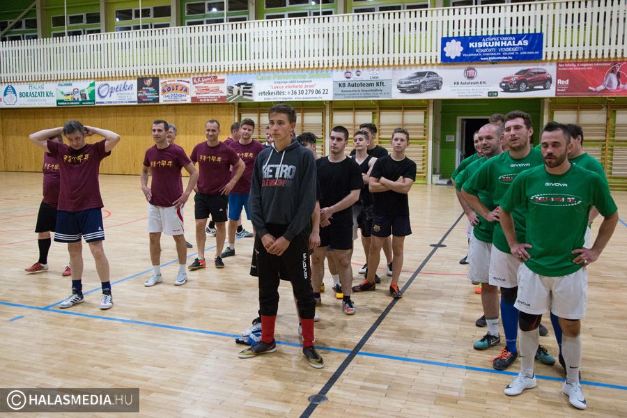 Egész éjjel rúgták a bőrt (galéria)