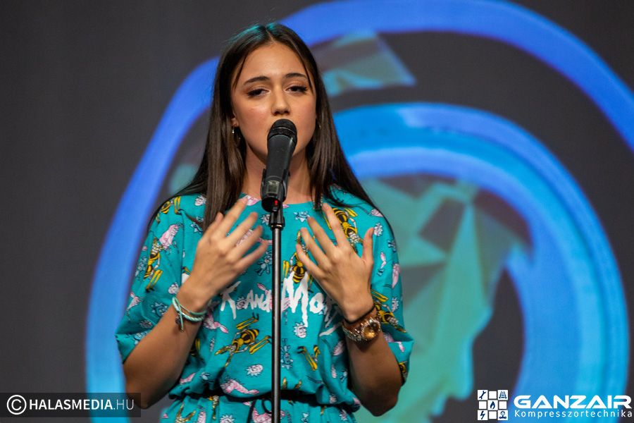 (►) Eszter a top9-be énekelte magát