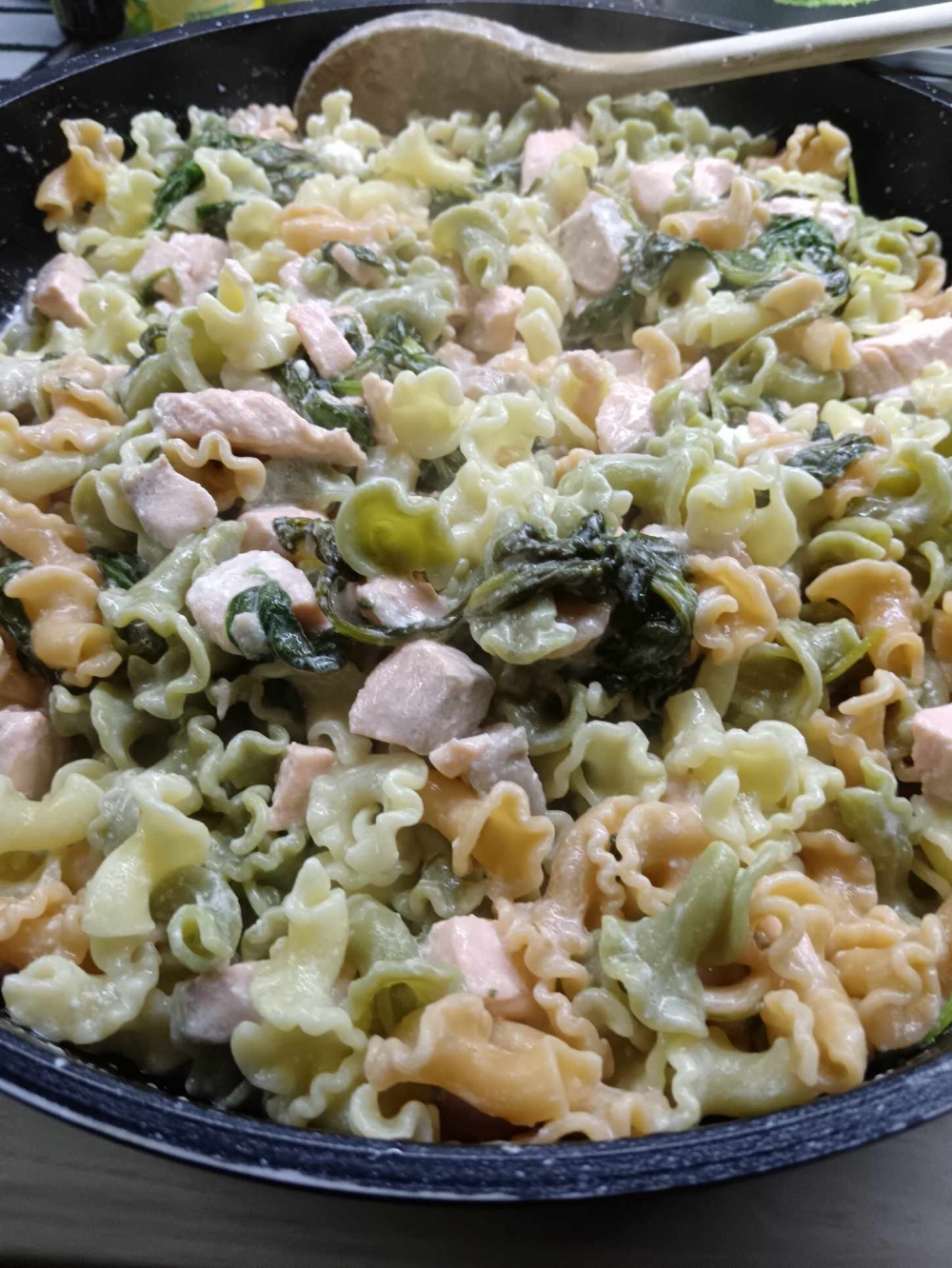 Hal és tészta kerül a tányérra