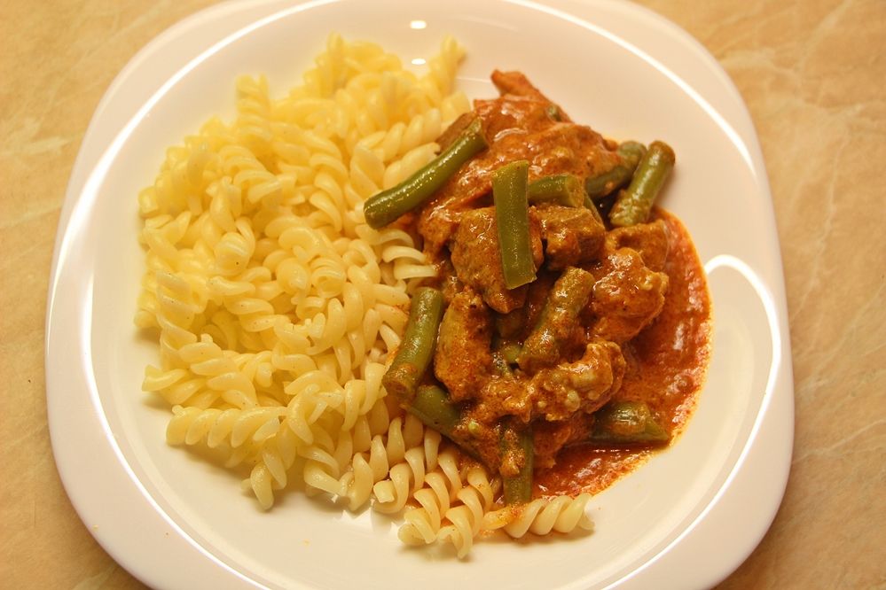 Tokány kerül a tányérokra