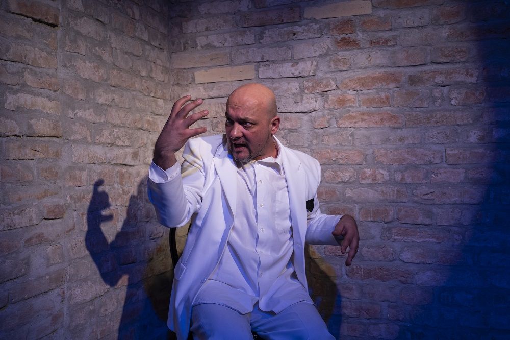 Netszínház videókkal