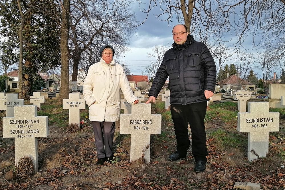 Új sírkövek a világháborús parcellában