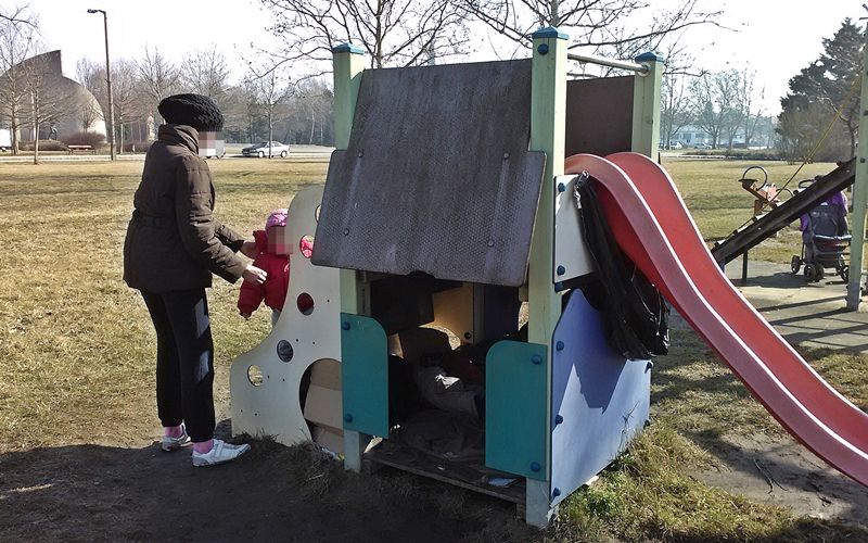 Hajléktalan lakik a mászóka alatt