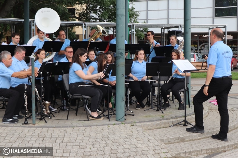 Duplázik a Halas Concert Band