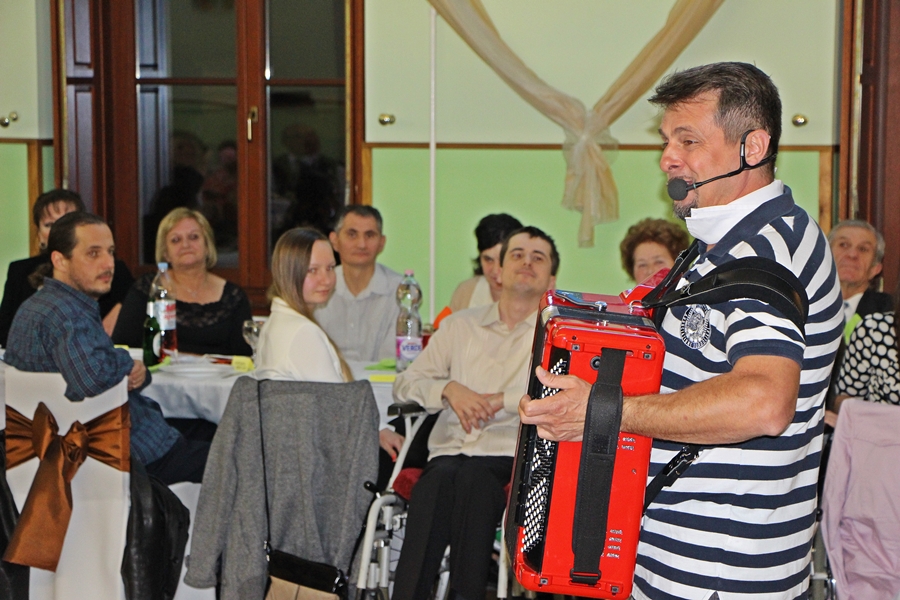 (►) Jótékonysági bál Márióval