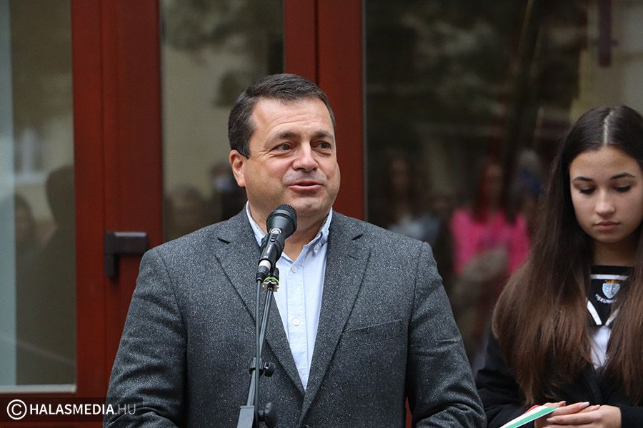 (►) Almával lepte meg a járványkórház dolgozóit a képviselő 