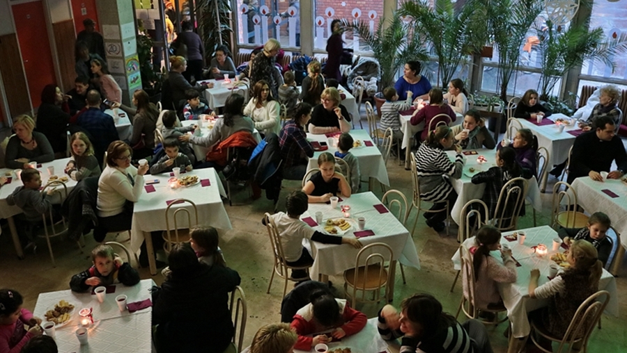 Adventi teaház a Szent József-iskolában