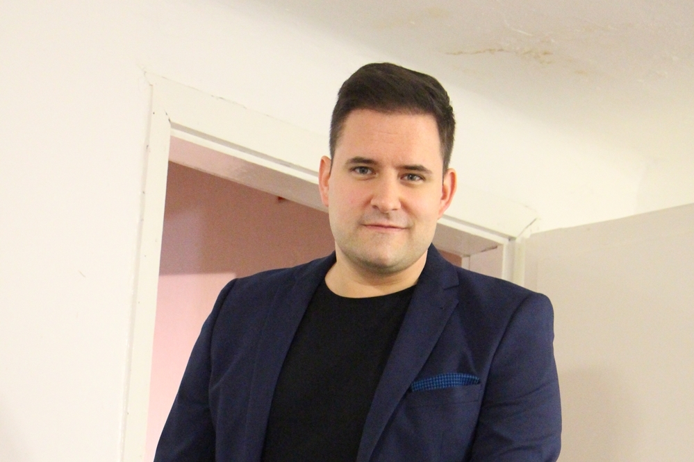 Hagyta, hogy sodorja az ár