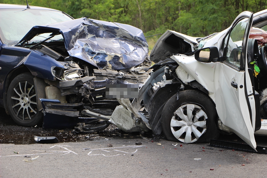 Frontális karambol, súlyos sérültekkel (galériával)