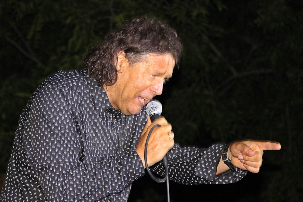 Világutazó énekes érkezik a főtérre