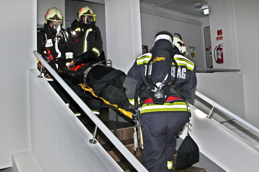 Tűzoltógyakorlat a képzési központban (galériával)