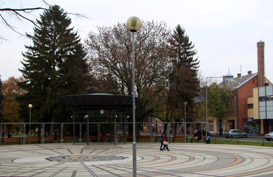 Lecserélik a főtéri kandelábereket