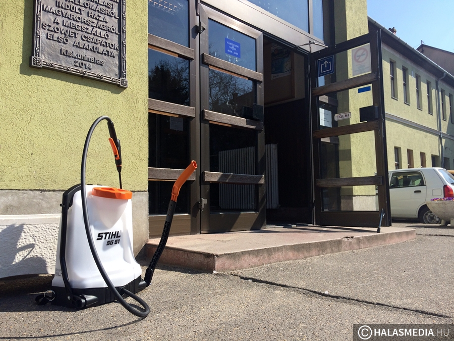 Korlátozások az állomások várótermeiben