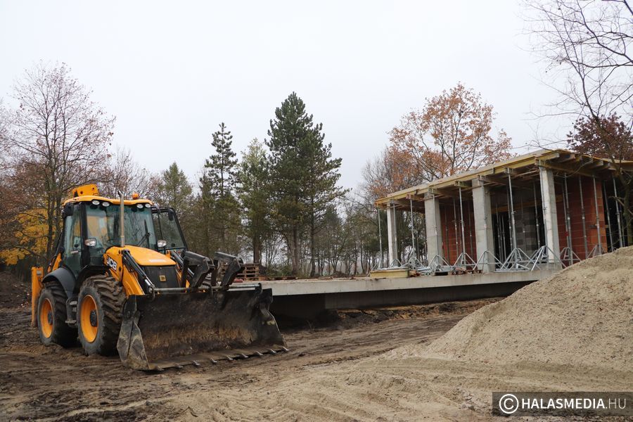 Építik a kilátót, kotorják a tómedret - szabadidőközponttá válik a Csetényi park