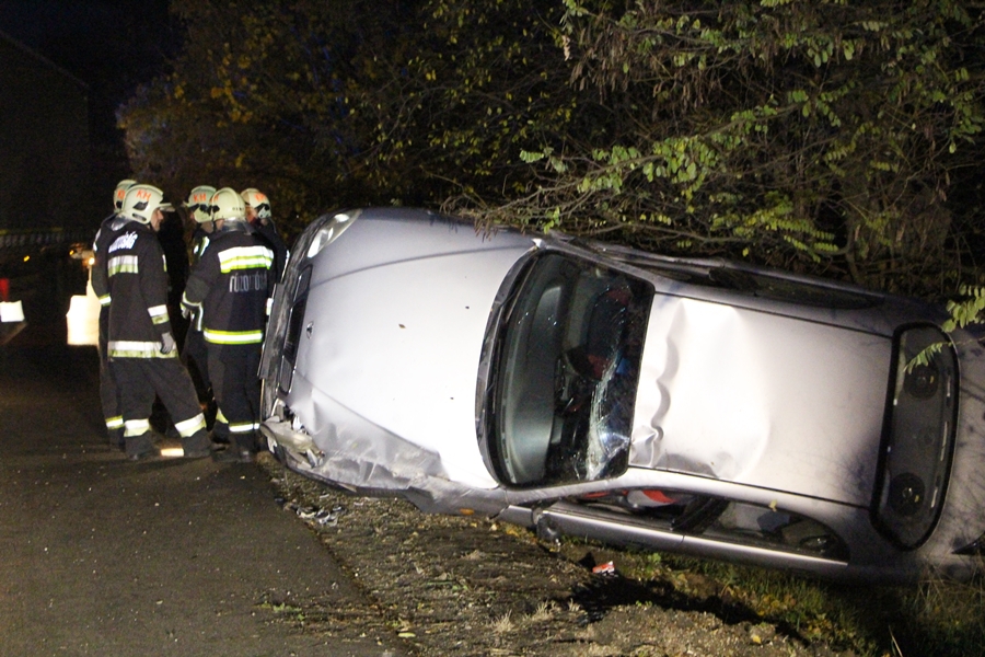 Felborult a Daewoo a fehértói úton (galériával)