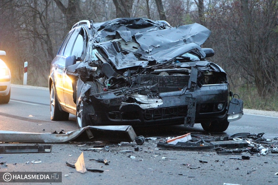 Audi ütközött egy kamionnak (galériával)