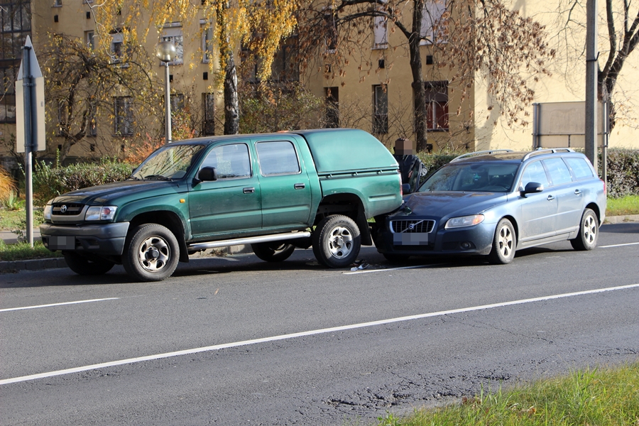 Volvo és Toyota ütközött az 53-ason