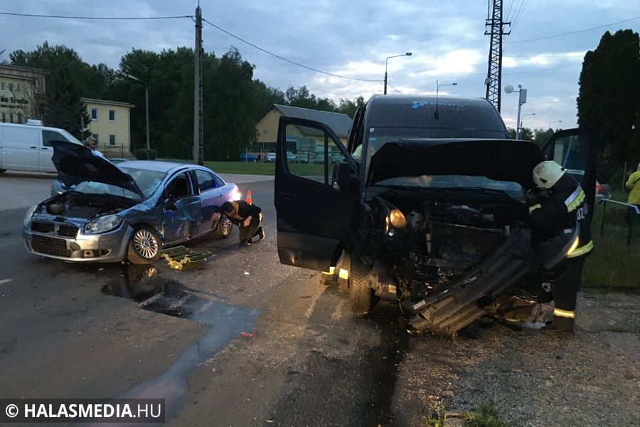 Kisbusz ütközött személyautóval az 53-as főúton (galéria)