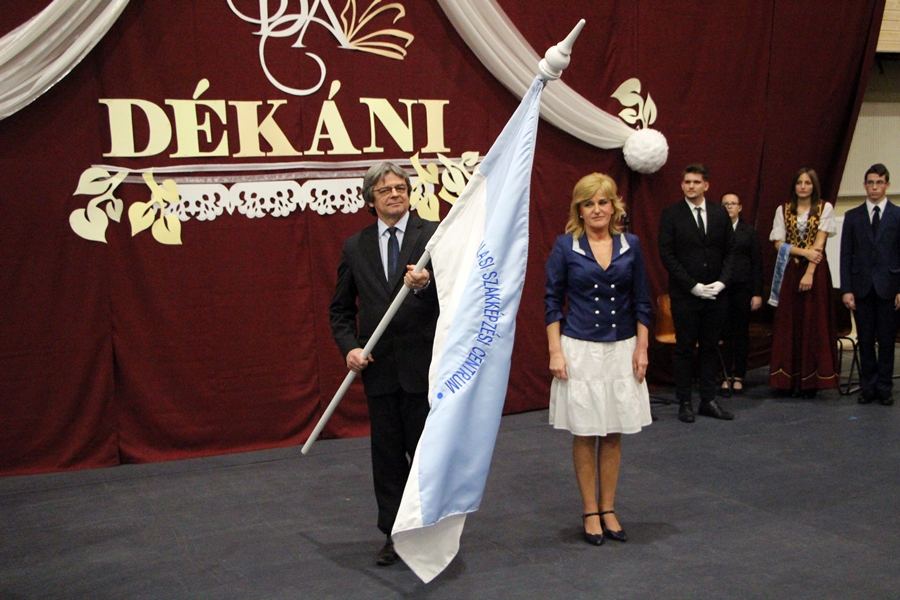 Névadó és zászlóavató a Dékániban (galériával)