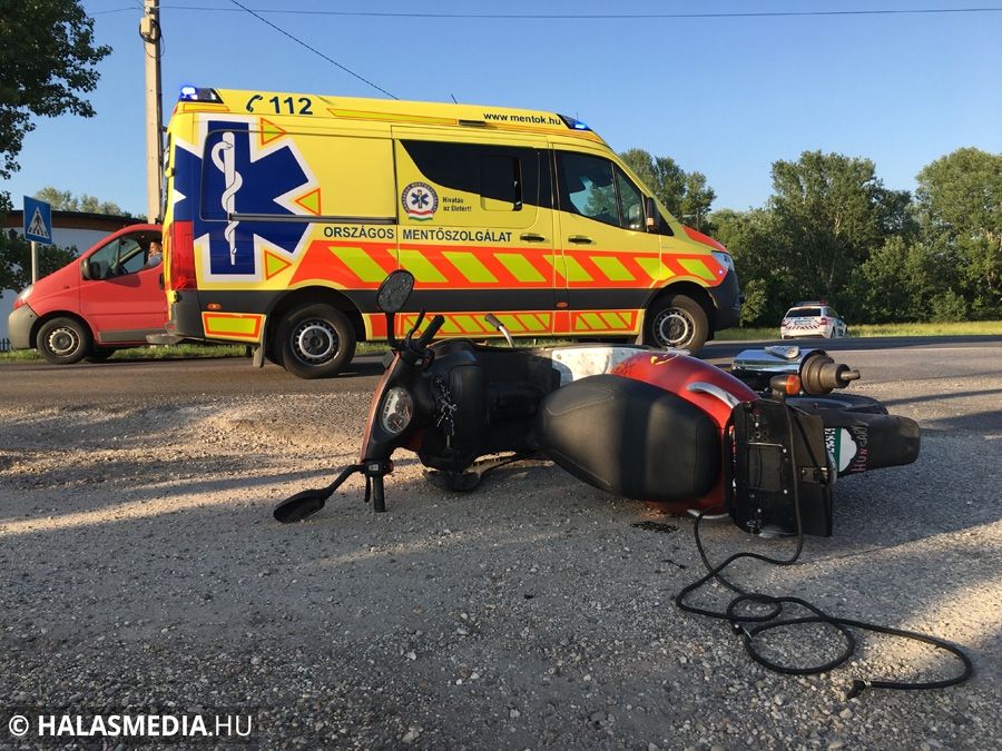Személyautó ütközött robogóval az 53-as főúton (Galéria)