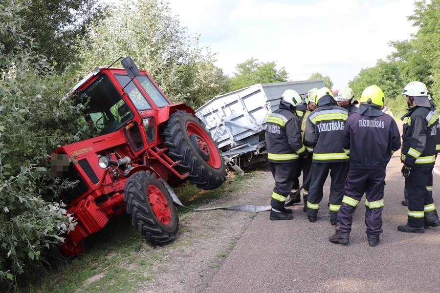 Árokba csúszott egy traktor: óriási dugó volt a fehértói úton (galéria)