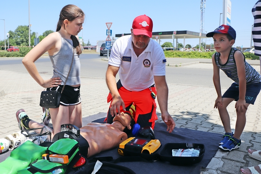 Bárkit megtanítanak az újraélesztés alapfogásaira a halasi mentők