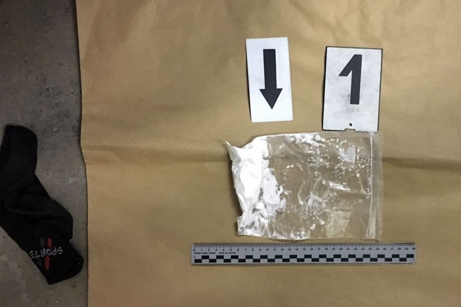 Zokniba és pénztárcába rejtett kábítószer