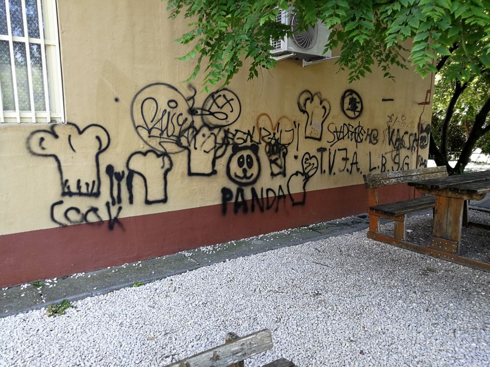 Graffitiző diáklány, 100 ezer forintos a kár