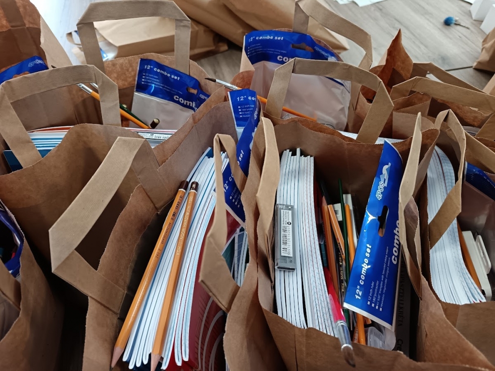 (►) Tanszercsomagokkal segítik a hátrányos helyzetű gyerekeket