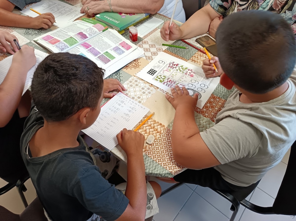 (►) A vakáció idején is tanulnak - felzárkóztató foglalkozások a Rostás László Közösségi Házban