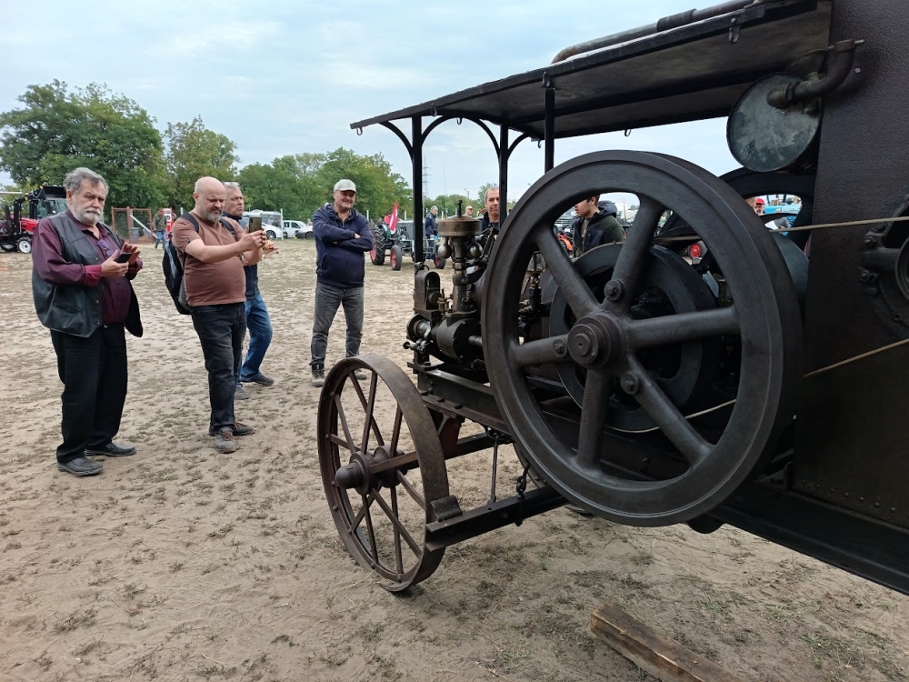 Pöfögtek a régi masinák a veterán traktorok és motorok kiskunhalasi találkozóján