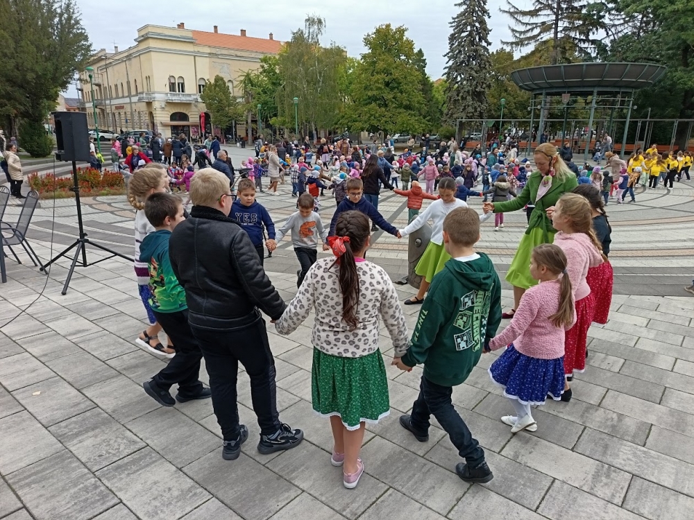 Ropták a táncot a népi játék napján, Halas főterén