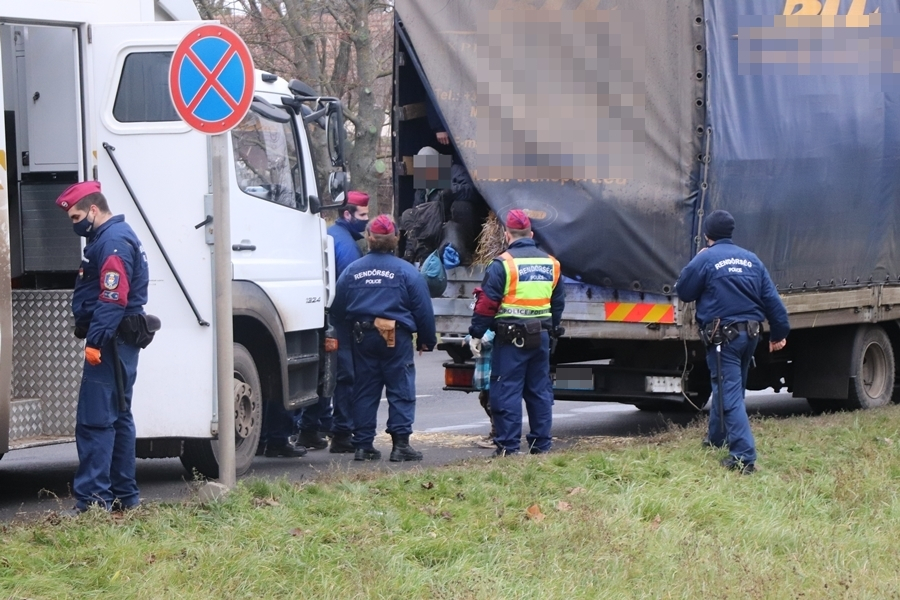 Több tucat migráns rejtőzött egy magyar teherautóban Kiskunhalason (galéria)