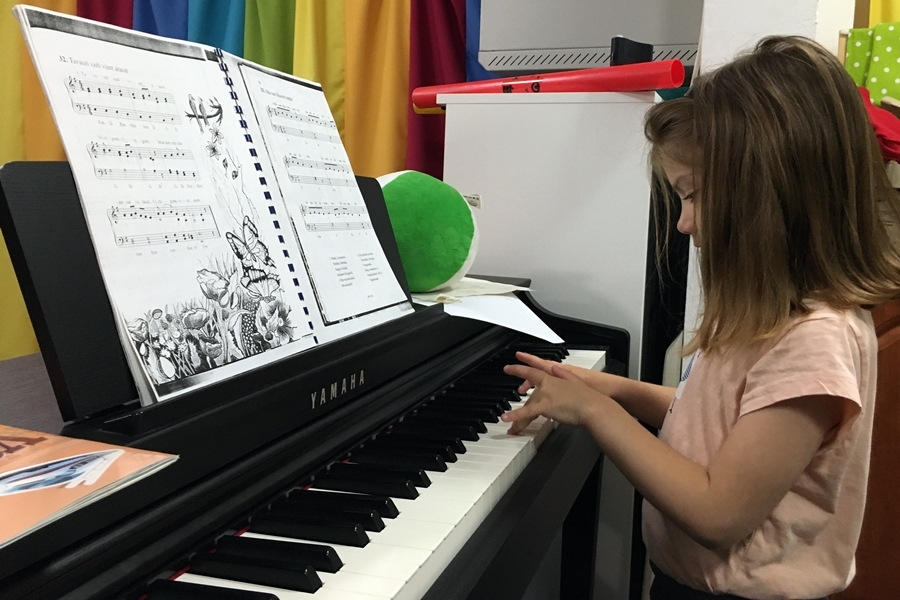 (►) Zeneovi énekkel, tánccal, vidámsággal