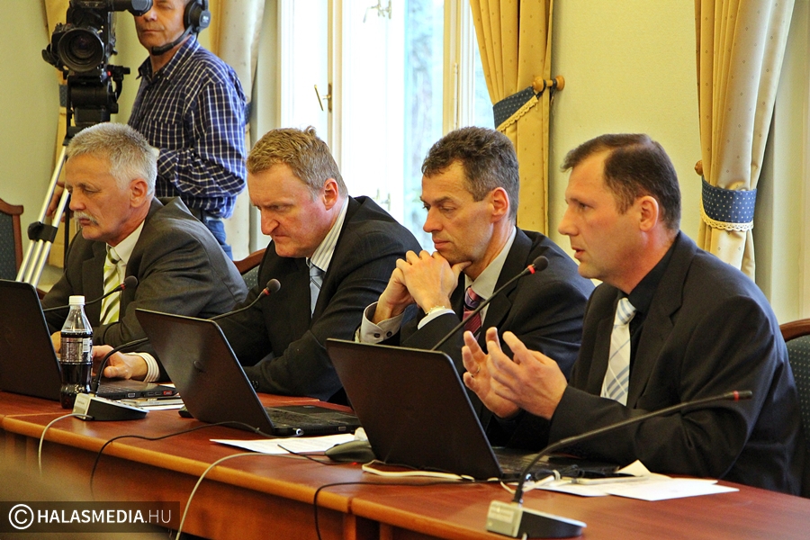 Napirend előtt a kórházi kerékpártároló és a süllyedt utak