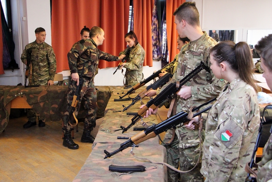 Egyenruhában az önkéntes tartalékos század (galériával)